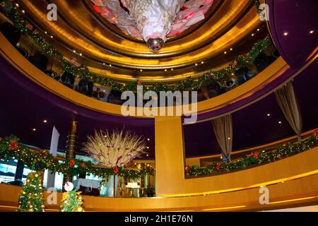 Fort Lauderdale - 9. Dezember 2019: Das Fragment des Innenraums des Holland-Amerika-Kreuzfahrtschiffs Eurodam am Seehafen Port Everglades in Fort Lauderdale, Flo Stockfoto