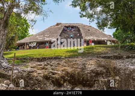 Kohunlich, Mexiko - 25. April 2019: Touristengruppe besucht alte Ruine in der Maya-Stadt Kohunlich - große archäologische Stätte des präkolumbianischen M Stockfoto