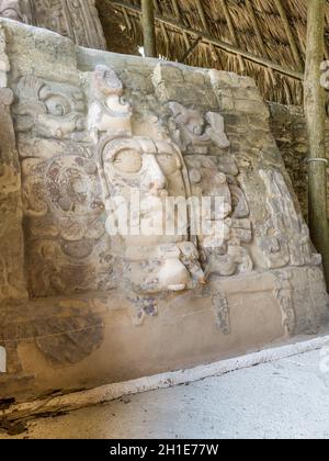 Gut erhaltene Statue auf dem Tempel der Masken in Kohunlich maya archäologische Stätte in präkolumbianischen Maya Zivilisation, Yucatan Halbinsel, Mexiko. Stockfoto