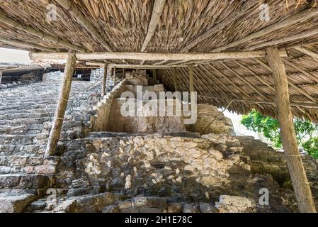 Gut erhaltene Masken auf dem Maskentempel in Kohunlich maya archäologische Stätte in präkolumbianischer Maya-Zivilisation, Yucatan Halbinsel, Mexiko Stockfoto