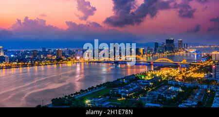 DA NANG, VIETNAM - 3. Okt 2019: Nachtansicht von Da Nang über dem Han-Fluss an der Südzentralen Küste Vietnams Stockfoto