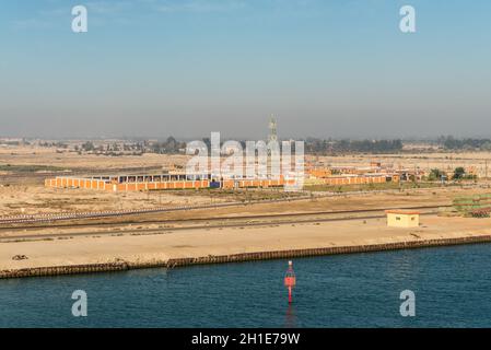 El Qantara, Ägypten - November 5, 2017: Garagen und Kommunikation Turm am Ufer des Suez Kanal in der Nähe von El Qantara, Ägypten. Stockfoto