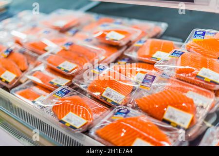 SINGAPUR - MAR 3, 2020: Vorgepackte Lachsfilets, die in einem handelsüblichen Kühlschrank zum Verkauf stehen Stockfoto