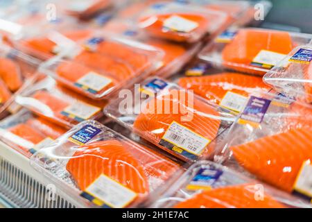 SINGAPUR - MAR 3, 2020: Vorgepackte Lachsfilets, die in einem handelsüblichen Kühlschrank zum Verkauf stehen Stockfoto