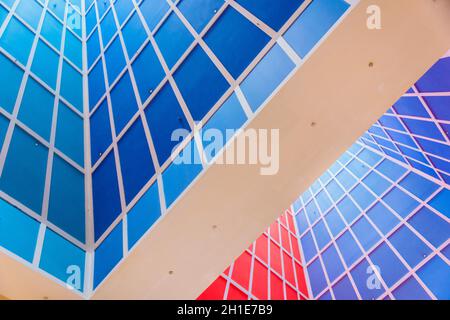 SINGAPUR - 5. MÄRZ 2020: Interieur des Millenia Walk Shopping Centers in Singapur Stockfoto