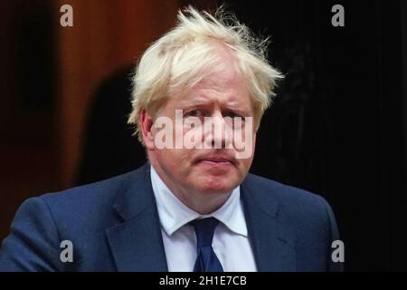 Premierminister Boris Johnson verlässt 10 Downing Street, London, und geht zum Unterhaus, wo dem konservativen Abgeordneten Sir David Amess, der am Freitag verstorben ist, Tribut zollt wird. Bilddatum: Montag, 18. Oktober 2021. Stockfoto