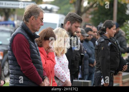 Leigh on Sea Essex, Großbritannien. Oktober 2021. Eine Schweigeminute von Polizeibeamten und Einheimischen aus Essex vor der Methodistischen Kirche von Belfairs in Leigh on Sea Essex, dem Tatort des Mordes am Freitag, den 15. Oktober 2021 an dem Parlamentsabgeordneten Sir David Amess. Quelle: MARTIN DALTON/Alamy Live News Stockfoto