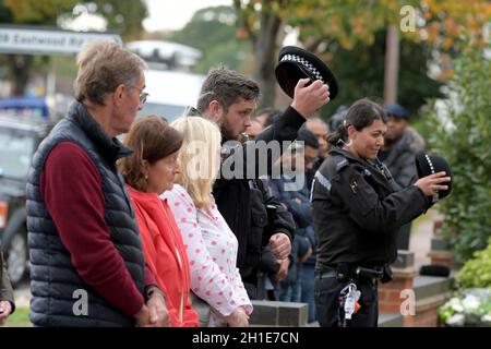 Leigh on Sea Essex, Großbritannien. Oktober 2021. Eine Schweigeminute von Polizeibeamten und Einheimischen aus Essex vor der Methodistischen Kirche von Belfairs in Leigh on Sea Essex, dem Tatort des Mordes am Freitag, den 15. Oktober 2021 an dem Parlamentsabgeordneten Sir David Amess. Quelle: MARTIN DALTON/Alamy Live News Stockfoto