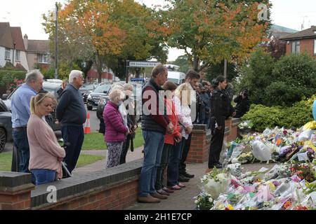 Leigh on Sea Essex, Großbritannien. Oktober 2021. Eine Schweigeminute von Polizeibeamten und Einheimischen aus Essex vor der Methodistischen Kirche von Belfairs in Leigh on Sea Essex, dem Tatort des Mordes am Freitag, den 15. Oktober 2021 an dem Parlamentsabgeordneten Sir David Amess. Quelle: MARTIN DALTON/Alamy Live News Stockfoto