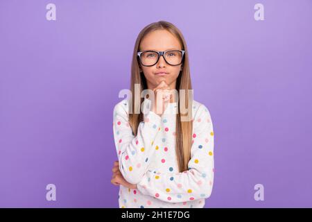 Foto von gesinnten nachdenklich kleine Dame Finger Kinn denken tragen specs gepunktete Nachtwäsche isoliert lila Farbe Hintergrund Stockfoto