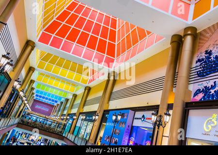 SINGAPUR - 5. MÄRZ 2020: Interieur des Millenia Walk Shopping Centers in Singapur Stockfoto