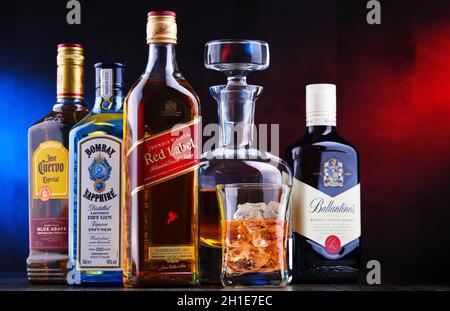 POZNAN, POL - APR 16, 2020: Flaschen verschiedener globaler Hartlikör-Marken, einschließlich Whiskey, Tequila und Gin Stockfoto