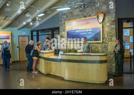 Park Gäste vor dem Sugarlands Visitor Center im Great Smoky Mountains National Park in der Nähe von Gatlinburg, Tennessee Stockfoto