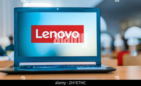 POZNAN, POL - 24. MÄRZ 2020: Laptop-Computer mit Logo von Lenovo, einem multinationalen Technologieunternehmen mit Hauptsitz in Peking, China Stockfoto