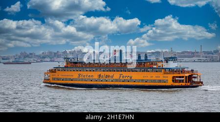 NEW YORK, NEW YORK - 11. September 2014: Dreizehn Jahre nach den Anschlägen von 9 11 erinnern sich Passagiere der Staten Island Ferry daran, wie es war Stockfoto