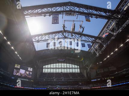 Indianapolis, Indiana, USA. Oktober 2021. Ein allgemeiner Blick auf das offene Dach während des NFL-Fußballspiels zwischen den Houston Texans und den Indianapolis Colts im Lucas Oil Stadium in Indianapolis, Indiana. Indianapolis besiegte Houston 31-3. John Mersits/CSM/Alamy Live News Stockfoto