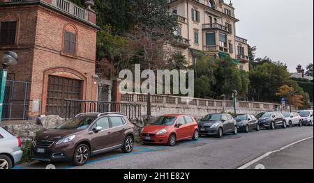Como, Italien - 4. November 2017: Autos, die an einem Herbsttag auf blauen Plätzen in der historischen Innenstadt geparkt wurden Stockfoto