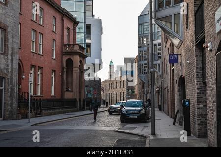 Dublin, Irland - 16. Februar 2019: Menschen, die an einem Wintertag eine kleine Straße mit typischer Architektur der kleinen Innenstadt entlang gehen Stockfoto