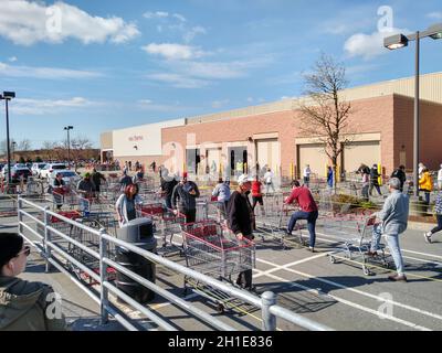 LANGLEY, KANADA - 14. April 2020. Die Käufer stehen in einem riesigen costco-Einkaufswagen-Labyrinth an, um während der Covid-19 am 14. April 20 in den Laden zu gelangen Stockfoto