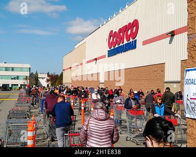 LANGLEY, KANADA - 14. April 2020. In costco, in der zweiten Hälfte der Linie, stehen Käufer an, um während der Covid-19 am 14. April 2020 in den Laden zu kommen. Stockfoto