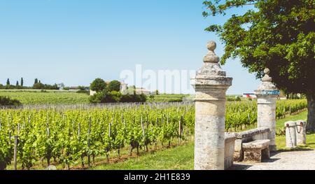 Saint Emilion, Frankreich - 26. Mai 2017: lagervorderseite des Hauses eines Produzenten von großer Flut von Saint Emilion Wein, Chateau Soutard an einem Frühlingstag Stockfoto