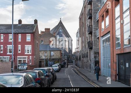 Dublin, Irland - 16. Februar 2019: Menschen, die an einem Wintertag eine kleine Straße mit typischer Architektur der kleinen Innenstadt entlang gehen Stockfoto