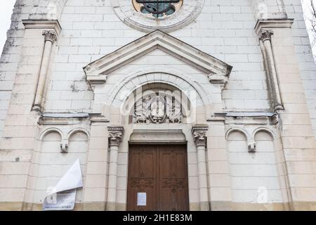 Tours, Frankreich - 8. Februar 2020: Architektonische Detail der rumänischen orthodoxen Pfarrei Saint Nectaire de Tours und der Kapelle Saint Francois in der CI Stockfoto