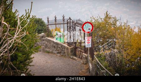 Como, Italien - 4. November 2017: Straßenschild, das den Zugang zu jedem Fahrzeug und Fußgänger auf Privateigentum auf den Höhen des Comer Sees auf einem autu verbietet Stockfoto