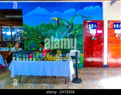 Puerto Limon, Costa Rica - 8. Dezember 2019: Ethnische Souvenirs, Arabisch Costa Rica Kaffee auf dem Straßenmarkt in Puerto Limon in Costa Rica Stockfoto