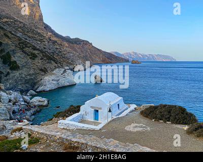 Agia Anna Strand mit seiner kleinen weißen Kapelle, Insel Amorgos, Kykladen, Griechenland. Stockfoto