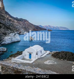 Agia Anna Strand mit seiner kleinen weißen Kapelle, Insel Amorgos, Kykladen, Griechenland. Stockfoto