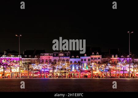 MAASTRICHT, NIEDERLANDE - 22. NOVEMBER 2016: Bars und Restaurants mit weihnachtsbeleuchtung auf dem berühmten Vrijthof in Maastricht Stockfoto