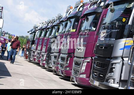 Großes Trucker-Treffen in Oberösterreich (Österreich) - ein Mal im Jahr findet in Oberösterreich ein großes Trucker-Treffen mit ungefähr 400 Lastkraf Stockfoto