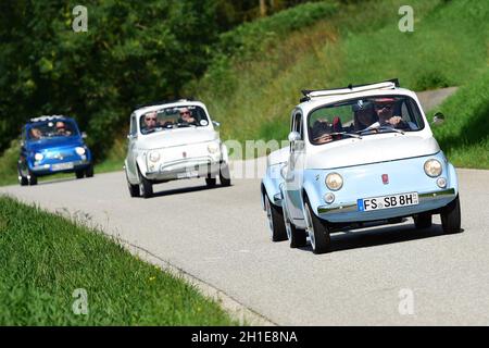 Jedes Jahr Anfang Juli treffen sich Liebhaber von Puch 500, Fiat 500 und Steyr-Fiat 500 in Vorchdorf (Oberösterreich) , um ihre alten Autos zu präsent Stockfoto