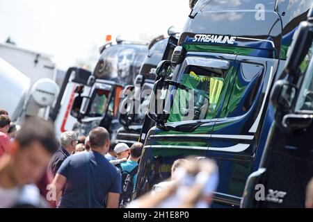 Großes Trucker-Treffen in Oberösterreich (Österreich) - ein Mal im Jahr findet in Oberösterreich ein großes Trucker-Treffen mit ungefähr 400 Lastkraf Stockfoto