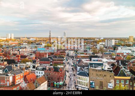 GRONINGEN, NIEDERLANDE - 2. NOVEMBER 2017: Luftaufnahme der Einkaufsstraße Oosterstraat mit Geschäften und Geschäften in Groningen, Niederlande Stockfoto