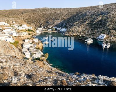 Luftaufnahme der Bucht von Cheronissos und des Hafens, griechische Insel Sifnos Stockfoto