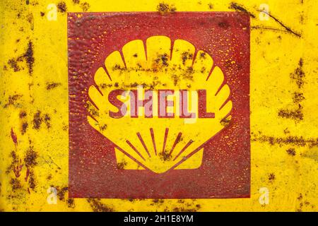 DREMPT - NOVEMBER 15: Vintage Emblem der Shell Oil Company am 15. November 2013 in Drempt, Niederlande. Stockfoto