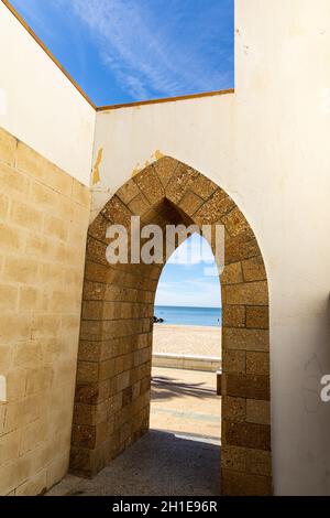 Eingang zum Strand von der Innenstadt in Rota in Andalusien Stockfoto