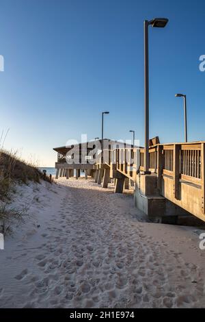 Gulf State Park Angelpier im Morgengrauen am Strand von Gulf Shores, Alabama Stockfoto