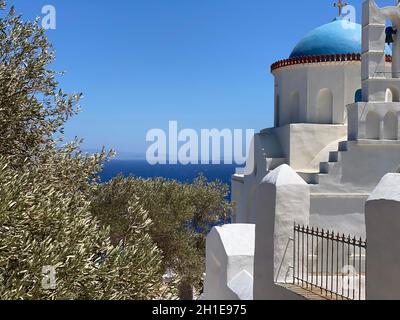 Traditionelle Glocken Turm und blaue Kuppel der orthodoxen weißen Kirchen, Sifnos Insel, Griechenland Stockfoto
