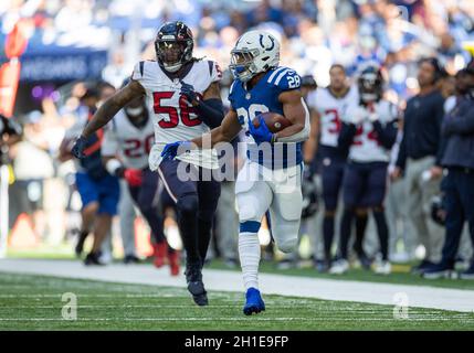 Indianapolis, Indiana, USA. Oktober 2021. Indianapolis Colts läuft zurück Jonathan Taylor (28) läuft mit dem Ball für die Zeit, als Houston Texans Linebacker Christian Kirksey (58) während des NFL-Fußballspiels zwischen den Houston Texans und den Indianapolis Colts im Lucas Oil Stadium in Indianapolis, Indiana, verfolgt. Indianapolis besiegte Houston 31-3. John Mersits/CSM/Alamy Live News Stockfoto