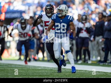 Indianapolis, Indiana, USA. Oktober 2021. Indianapolis Colts läuft zurück Jonathan Taylor (28) läuft mit dem Ball für die Zeit, als Houston Texans Linebacker Christian Kirksey (58) während des NFL-Fußballspiels zwischen den Houston Texans und den Indianapolis Colts im Lucas Oil Stadium in Indianapolis, Indiana, verfolgt. Indianapolis besiegte Houston 31-3. John Mersits/CSM/Alamy Live News Stockfoto