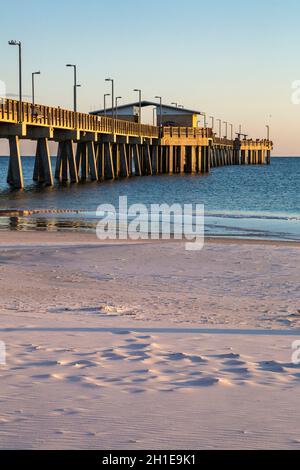 Gulf State Park Angelpier in der Abenddämmerung am Strand von Gulf Shores, Alabama Stockfoto