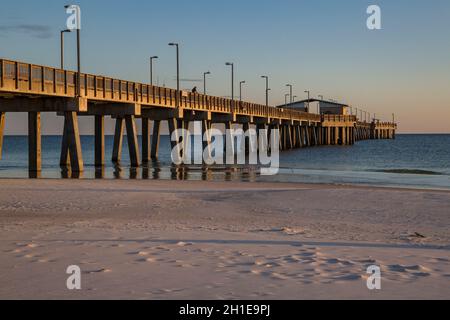 Gulf State Park Angelpier in der Abenddämmerung am Strand von Gulf Shores, Alabama Stockfoto