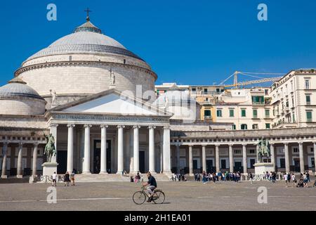 Neapel, Italien - April, 2018: die Basilika von San Francesco Di Paola an der Westseite der Piazza del Plebiscito entfernt Stockfoto