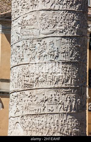 Detail der Römischen Siegessäule von Trajan auf das Jahr 107 AD gebaut Stockfoto
