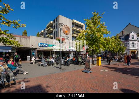 Deutschland, Hilden, Bergisches Land, Niederbergisches Land, Niederberg, Rheinland, Nordrhein-Westfalen, NRW, Fußgängerzone Mittelstraße, Einkaufsstraße, Einkaufszentrum Rathaus Center, hinter dem alten Meldeamt heute Cafe Extrablatt Stockfoto