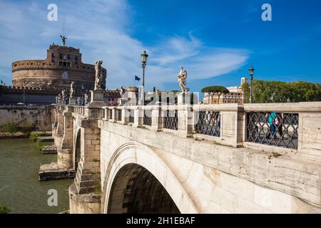 Rom, Italien, April 2018: Sant Angelo Brücke über den Tiber in 134 AD von Kaiser Hadrian abgeschlossen Stockfoto