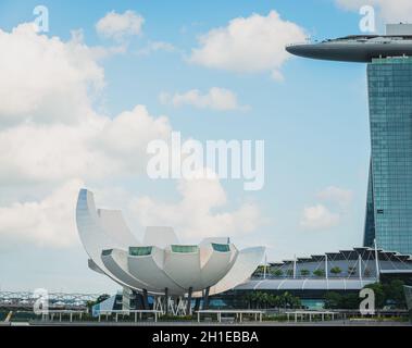 SINGAPUR - CA. JANUAR 2016: Das ArtScience Museum in Marina Bay. Seine Architektur ist von der Form einer Lotusblume inspiriert. Das Marina Bay Sands Stockfoto